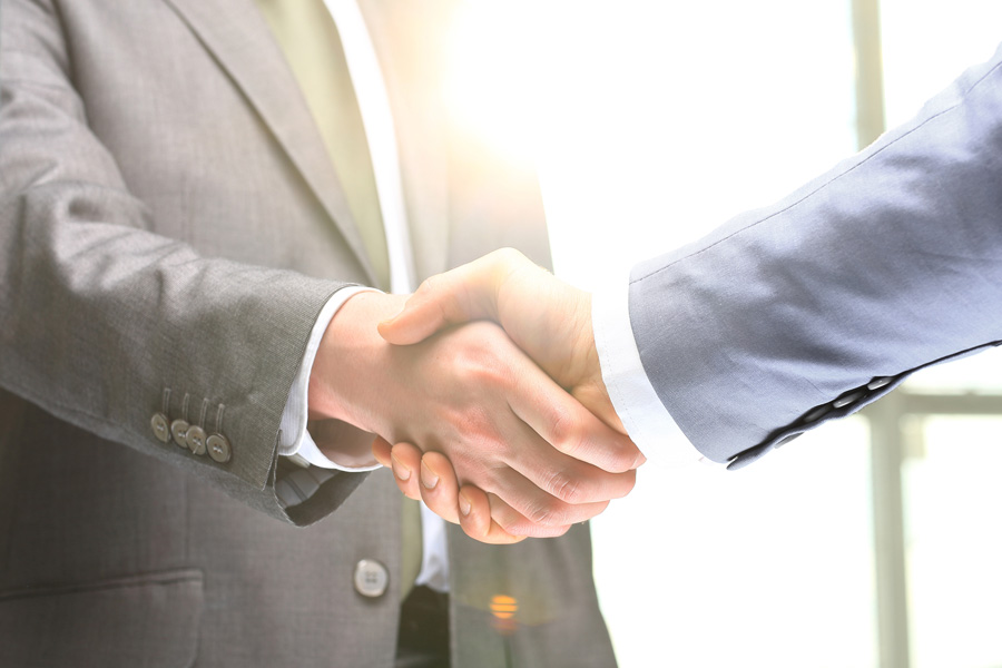 寶安律師視角:女子堅持6年清洗318國道里程碑:呼吁游客不要亂涂亂畫