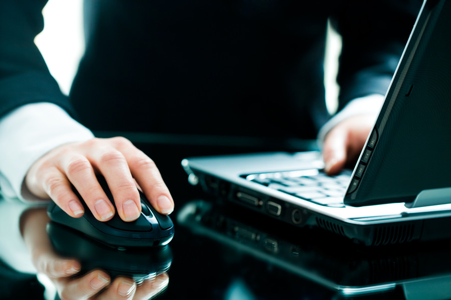 深圳律師視角:11歲男孩爬上火車頭遭電擊事件的法律與安全反思